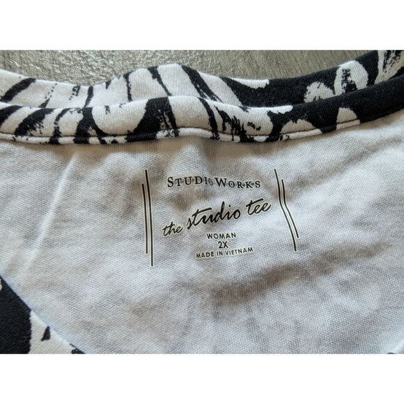 Studio Works Womens 2X Black & White Floral Print Short Sleeve Tee Shirt - Picture 3 of 6
